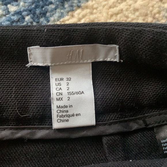 H&M black mini skirt with pockets and gold zipper - Picture 4 of 6